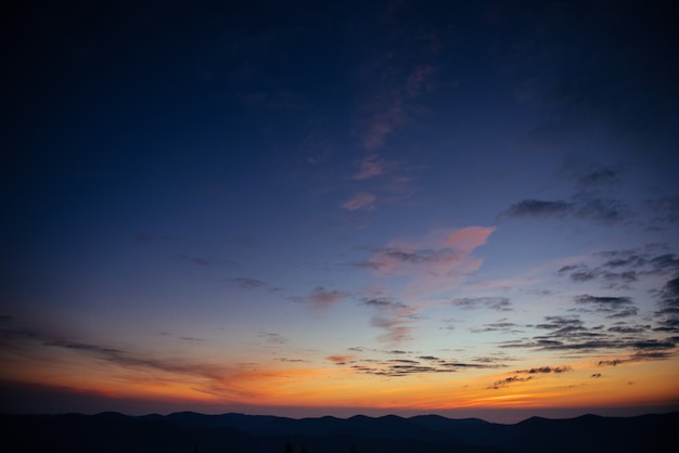 Blaue Farbe der Berge während des Sonnenuntergangs. Karpaten Ukraine