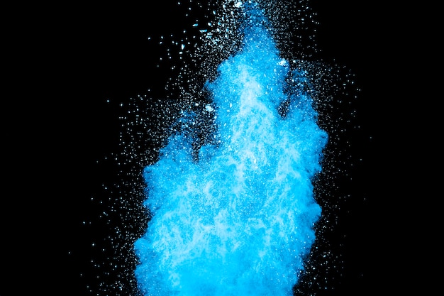 blaue Farbe Pulver Explosion auf schwarzem Hintergrund.