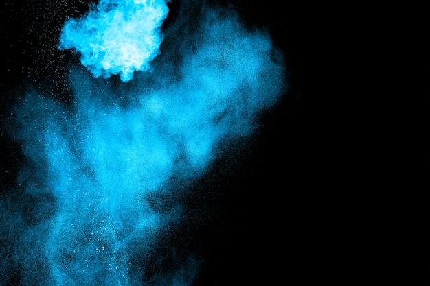 blaue Farbe Pulver Explosion auf schwarzem Hintergrund.