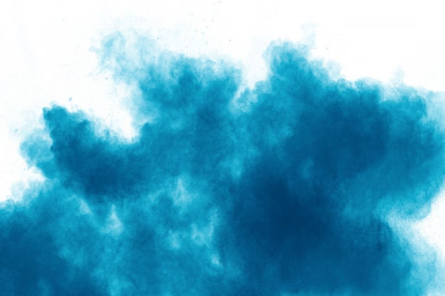 Blaue Farbpulver-Explosionswolke auf weißem Hintergrund.