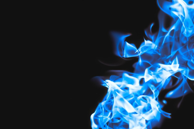 blaue Flamme auf schwarzem Hintergrund