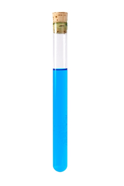 Blaue Flüssigkeit im Laborglas auf weißem Hintergrund.
