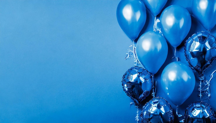 Foto blaue folienballons mit helium mit kopierplatz urlaubsfeierkonzept babyshower oder geburtstag