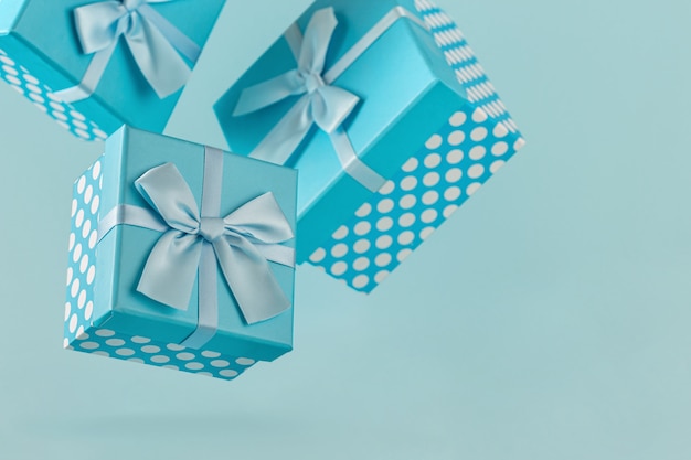 Blaue Geschenkboxen mit Bändern