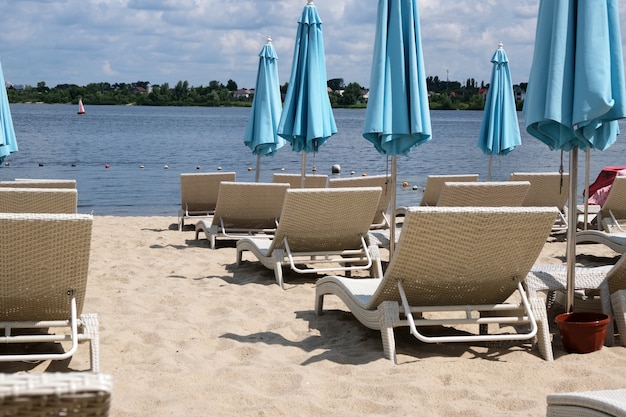 Blaue geschlossene stationäre Strandschirme