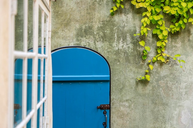 Blaue Haustür in der Altstadt von Riga Lettland