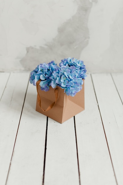 Blaue Hortensie in einer Geschenkbox. Künstliche Blumen als Geschenk. Dekorative Blumen in einer Box.