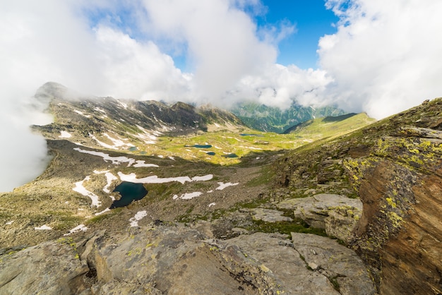 Blaue idyllische seen in großer höhe in den alpen