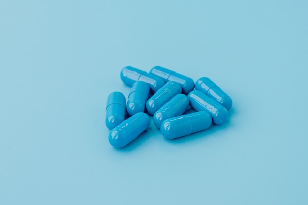 Blaue Kapseln, Pillen. Vitamine, Nahrungsergänzungsmittel für die Gesundheit von Frauen