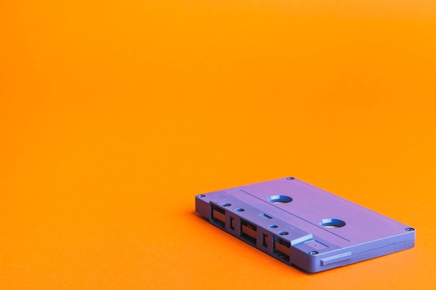 Foto blaue kassette auf orange hintergrund