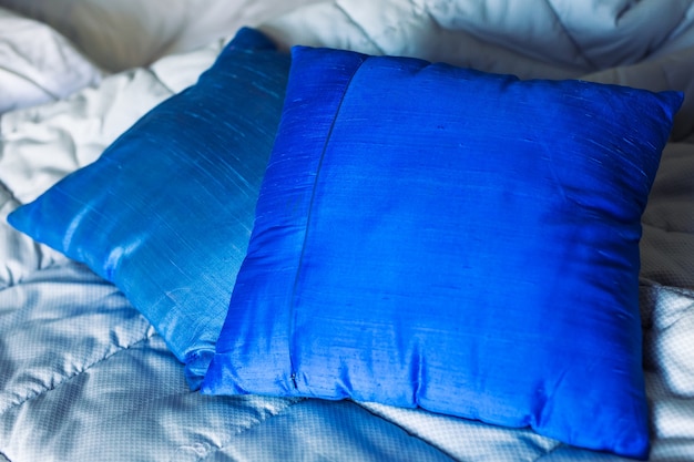 Blaue Kissen auf einer Couch im Zimmer