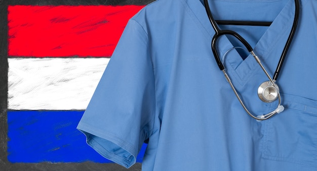 Blaue Kittel mit luxemburgischer Flagge für die Gesundheitsversorgung von Migranten