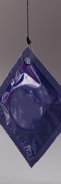 Blaue Kondomverpackung auf grauem Hintergrund Safer-Sex-Regeln