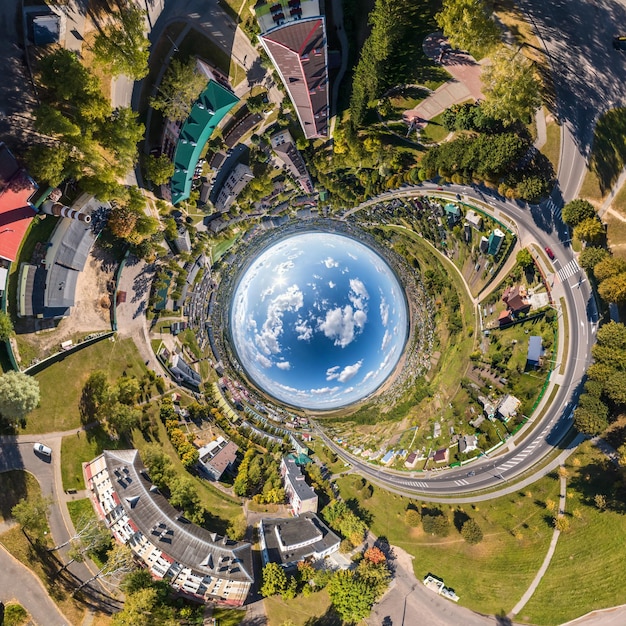 Blaue Kugel im Inneren mit Blick auf die Altstadt, Stadtentwicklung, historische Gebäude und Kreuzungen mit Autos Transformation des sphärischen 360-Grad-Panoramas in abstrakter Luftaufnahme