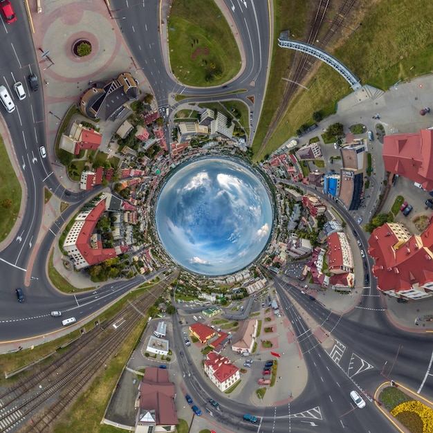 Blaue Kugel im Inneren mit Blick auf die Altstadt, Stadtentwicklung, historische Gebäude und Kreuzungen mit Autos Transformation des sphärischen 360-Grad-Panoramas in abstrakter Luftaufnahme