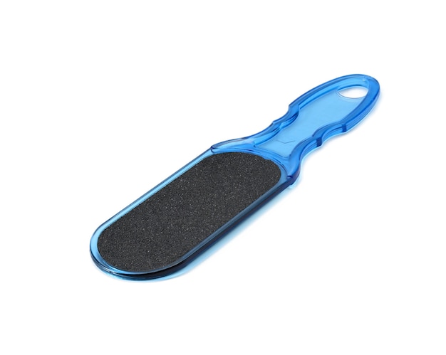 Blaue Kunststoff-Pediküre-Datei isoliert auf weißer Oberfläche, Nahaufnahme