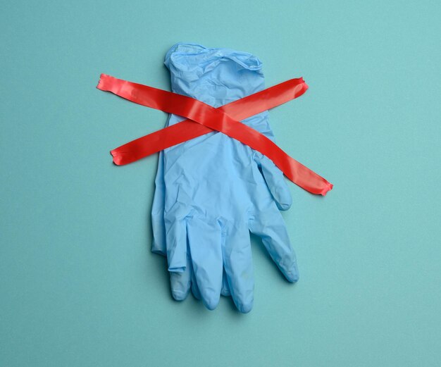 Foto blaue latexhandschuhe mit bürokratie auf blauem hintergrund verweigerung der quarantäne