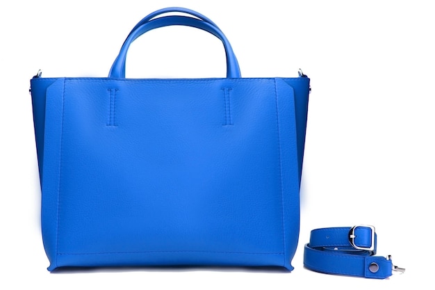 Blaue Ledertasche auf weißem Hintergrund