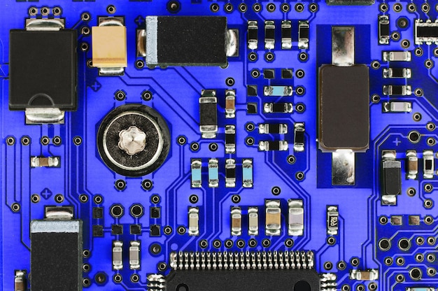 Blaue Leiterplatte mit elektronischen und elektrischen Bauteilen
