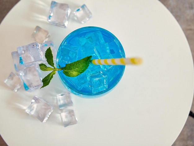 Blaue Limonade in einem Glas mit Eis