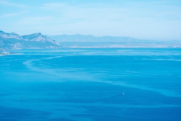 Blaue Meereslandschaft aus der Höhe, Panorama der Küste von Antalya