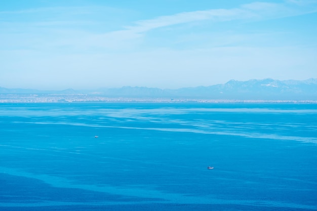 Blaue Meereslandschaft aus der Höhe, Panorama der Küste von Antalya