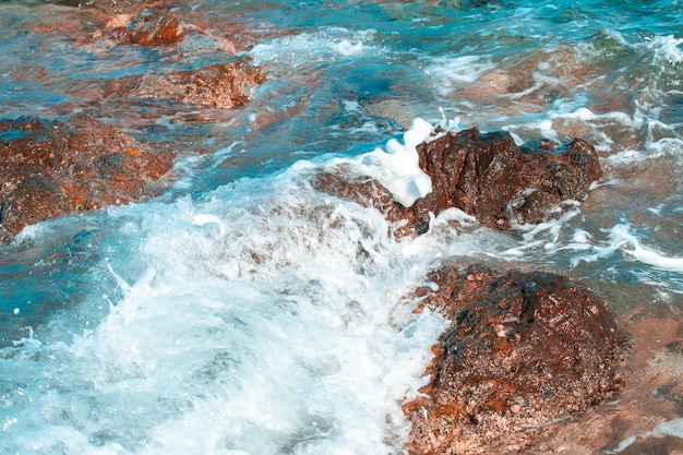 Blaue Meereslandschaft mit Wellen und Felsen