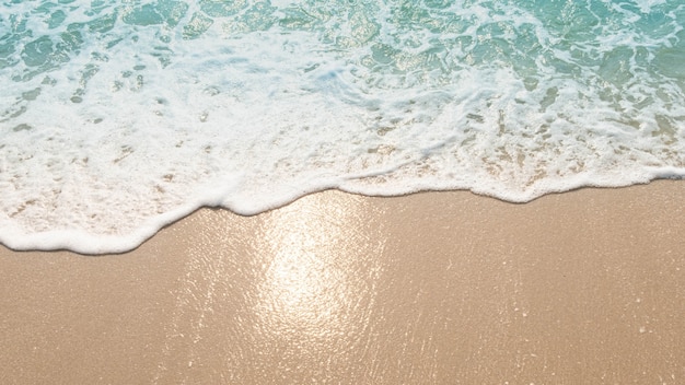 Blaue Meereswellen Sonnenlicht Reflection Sand Beach Hintergrund