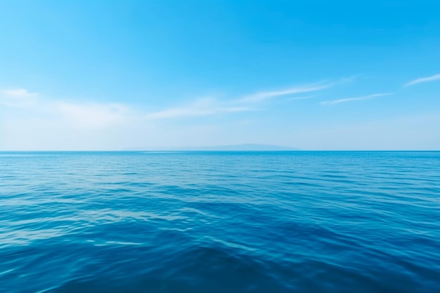 Blaue Meerwasseroberfläche und Unterwasser mit sonniger und bewölkter Skyseascape-Sommerhintergrundtapete