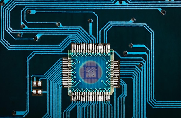 Blaue Mikrochip-Textur der elektronischen Leiterplatte als sehr schöner Technologiehintergrund