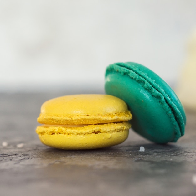 Blaue Minze und gelbe Zitrone macaron oder Makronenlicht