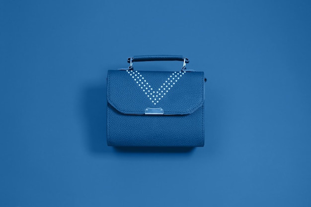 Blaue Mode-Leder-Damentasche auf blauem Hintergrund