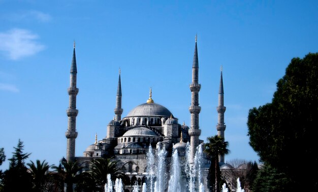 Foto blaue moschee gegen den blauen himmel