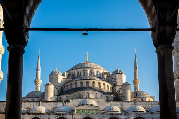 Blaue Moschee gegen klaren blauen Himmel