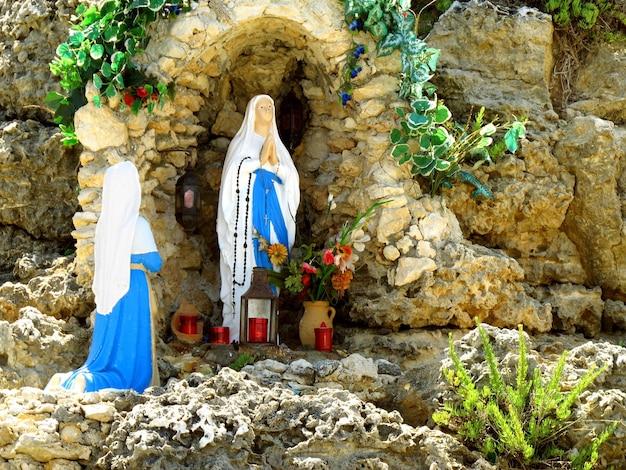 Blaue Moschee inmitten von Felsen gegen Bäume