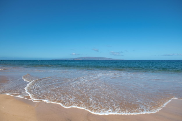 Blaue Ozeanwelle am Sandstrand Strand im Sonnenuntergang Sommerzeit Strandlandschaft tropische Meereslandschaft Ruhe