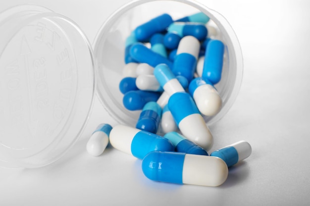 Blaue Pillen getrennt auf Weiß