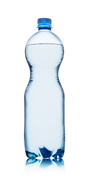 Blaue Plastikflasche mit Wasser