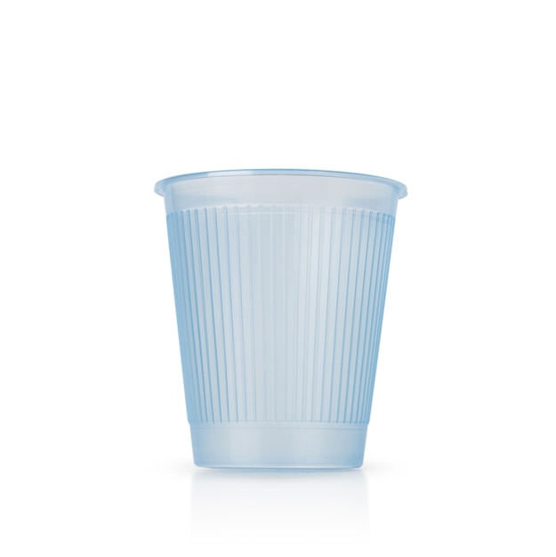 Blaue Plastiktasse auf weißem Hintergrund