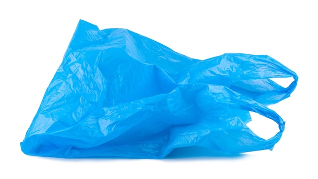 Blaue Plastiktüte, leere Einkäufe auf weißem Hintergrund. Objekt ist auf weißem Hintergrund ohne Schatten isoliert. Plastiktüten sind die Ursache für große Umweltbedenken