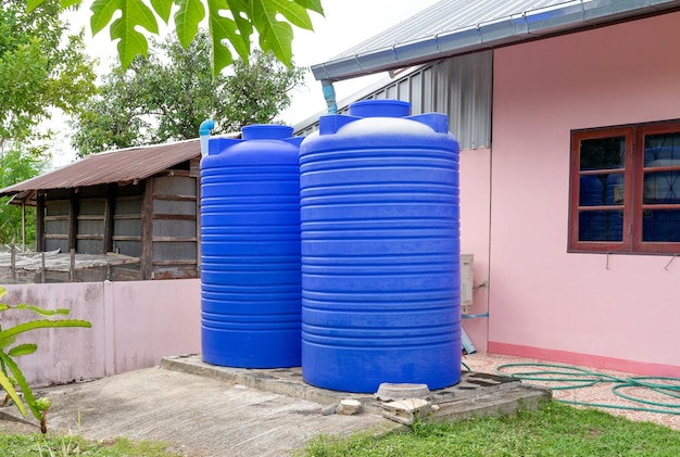 Blaue Plastikwassertanks.