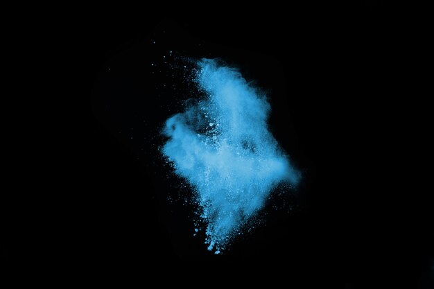 Blaue Pulverexplosion auf schwarzem Hintergrund.