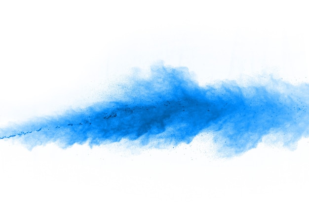 Blaue Pulverexplosion auf weißem Hintergrund