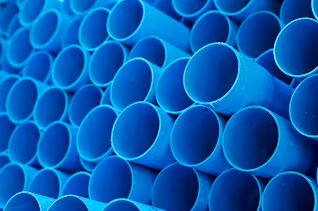 Blaue PVC-Rohre gestapelt