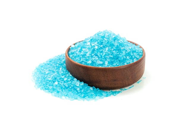 Blaue Salzkristalle in Holzschüssel Isoliertes Badesalz für Spa Relax Kupfersulfat oder Kupfersulfat