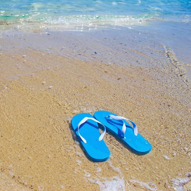 Blaue Sandalen am Ufer Gedreht in Sardinien Italien