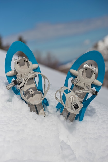 Blaue Schneeschuhe im Schnee