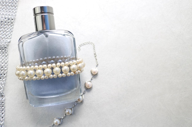 Blaue, schöne, transparente, modische, glamouröse Glasflasche mit Kölner Parfüm mit Weiß
