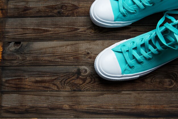 Blaue Schuhe auf Holzboden