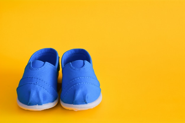 Blaue Schuhe für Kinder auf Gelb